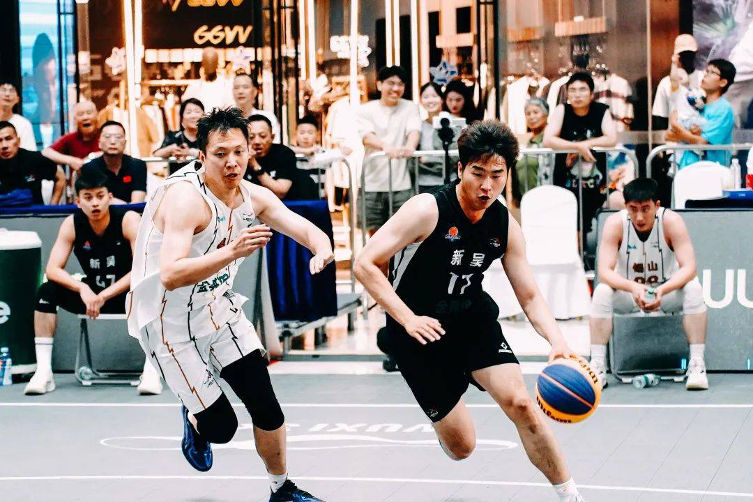 爱游戏官方入口-精英篮球赛中球员们的默契配合引人关注