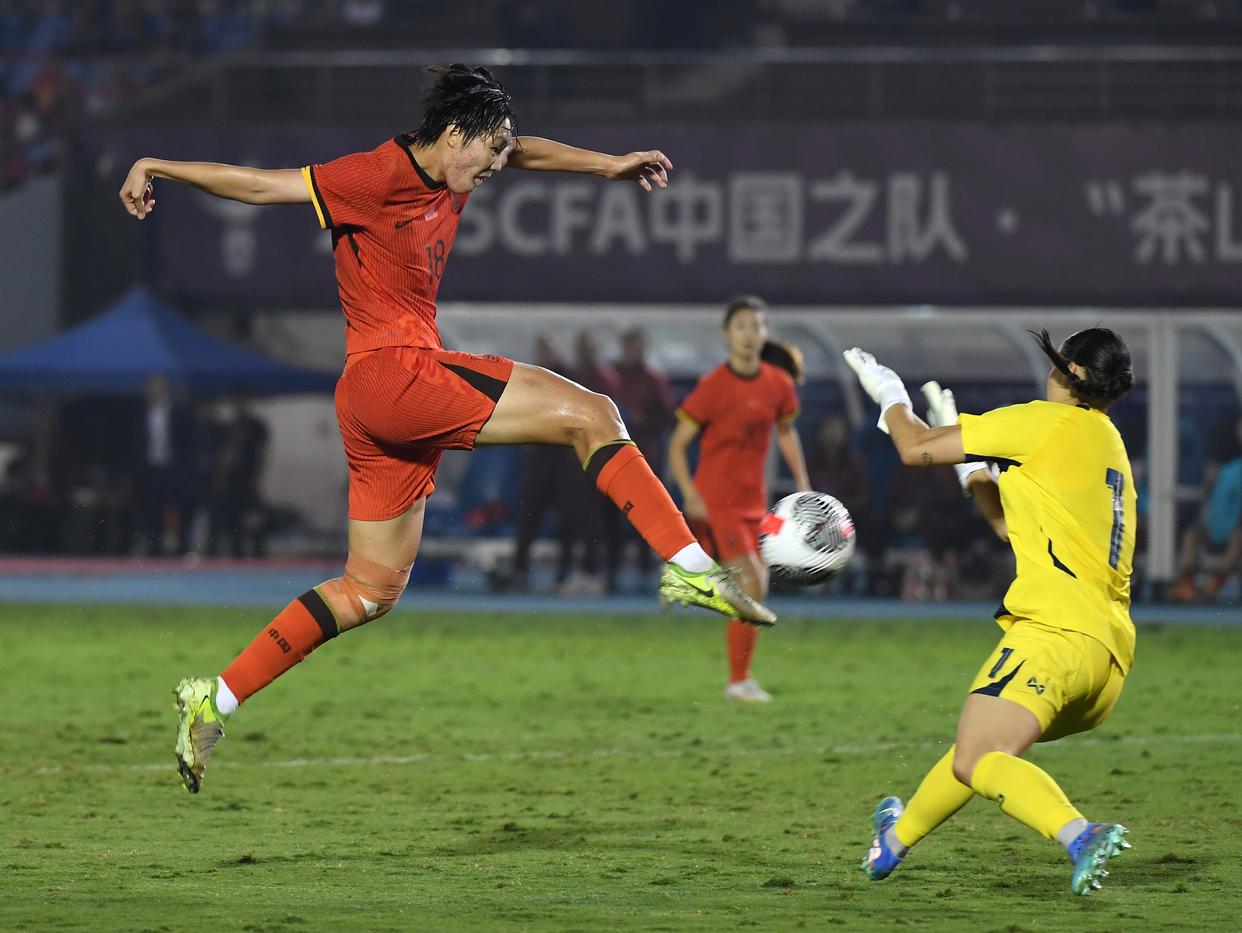 国内足球联赛开赛,球队冠军争夺激烈 国内足球联赛开赛,球队冠军争夺激烈