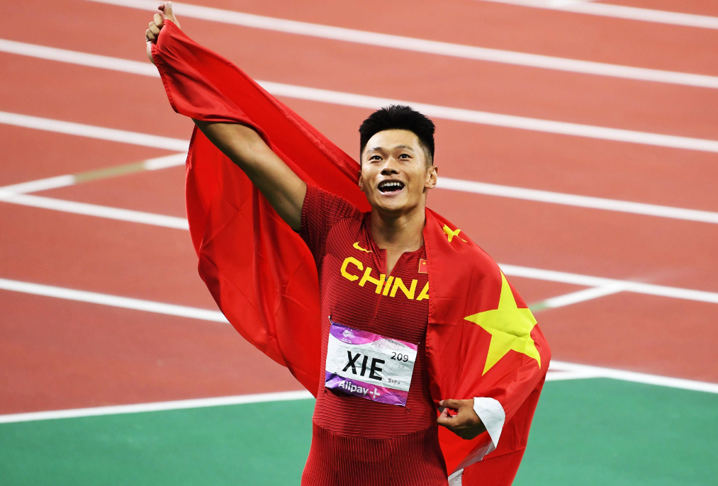 爱游戏新闻-中国队运动员飒爽英姿，引领全场尖叫