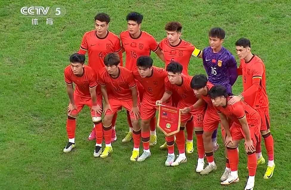 中国足球比赛场面纷争不断，球员表现抢眼