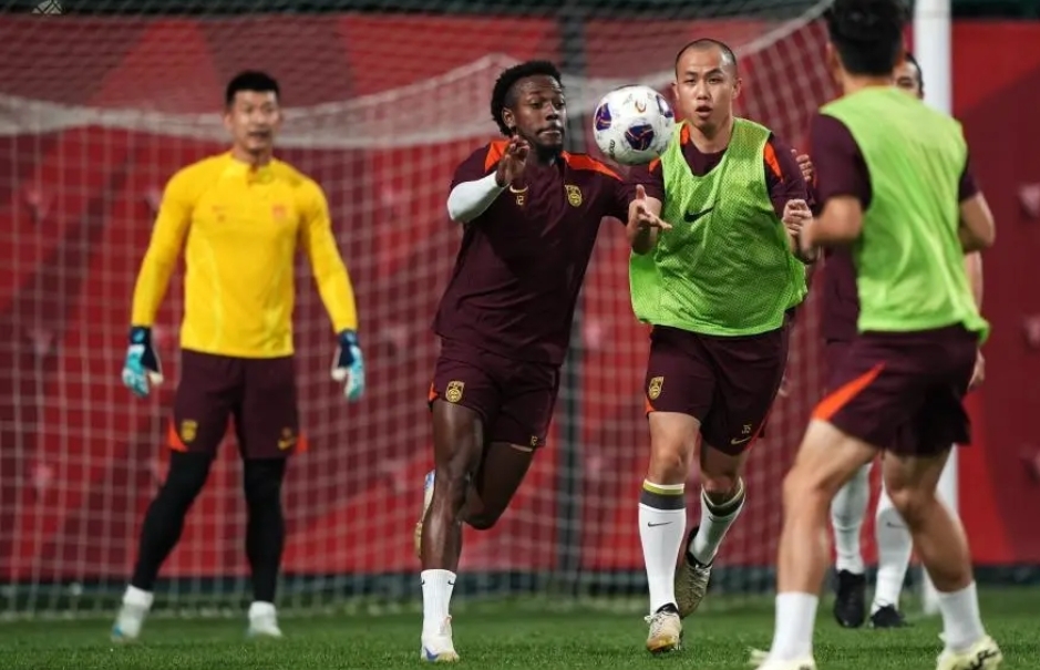 爱游戏网站-刺激的足球比赛正在紧张进行