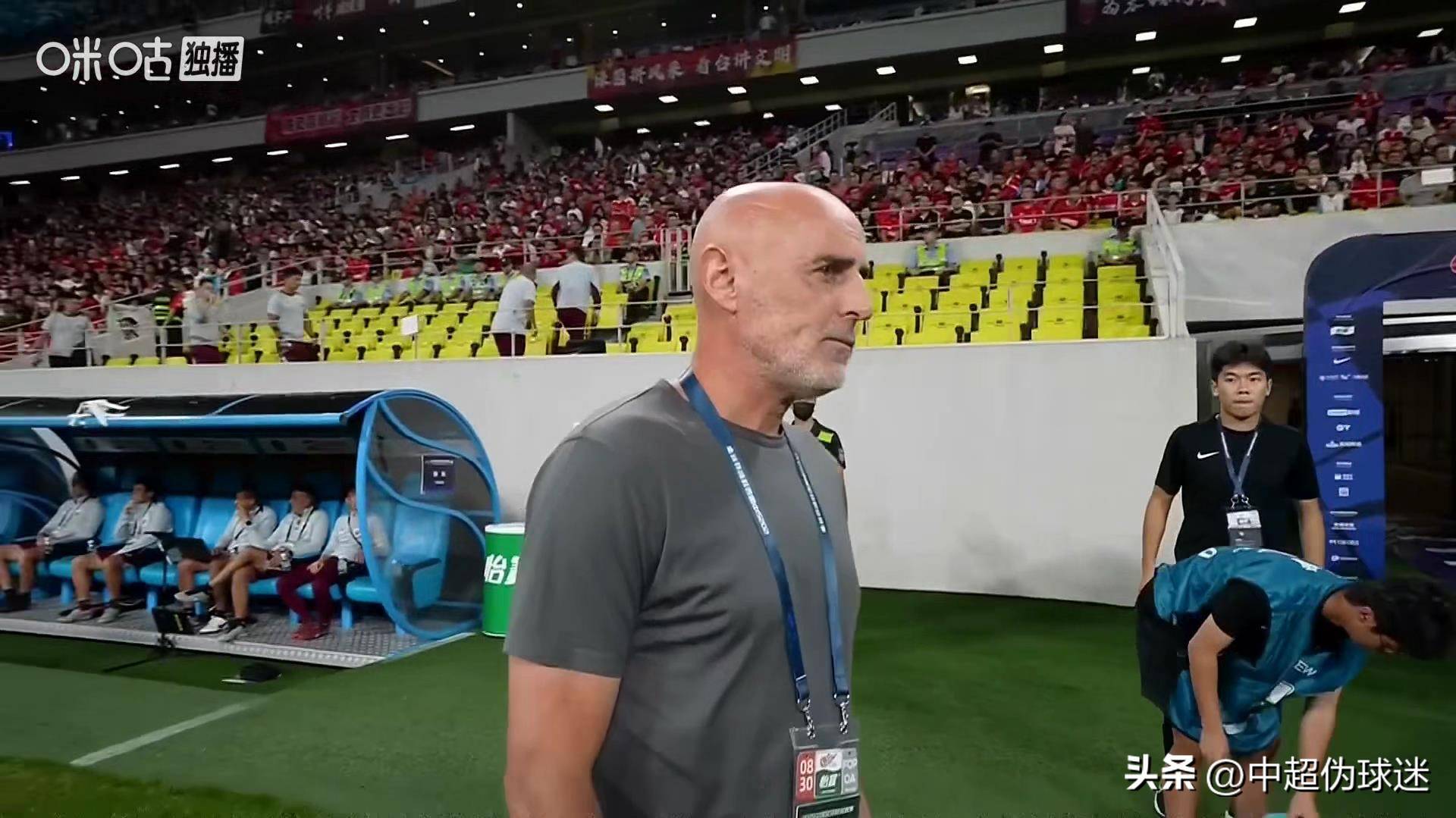 爱游戏新闻-比赛中场休息球员调整状态，增加气势