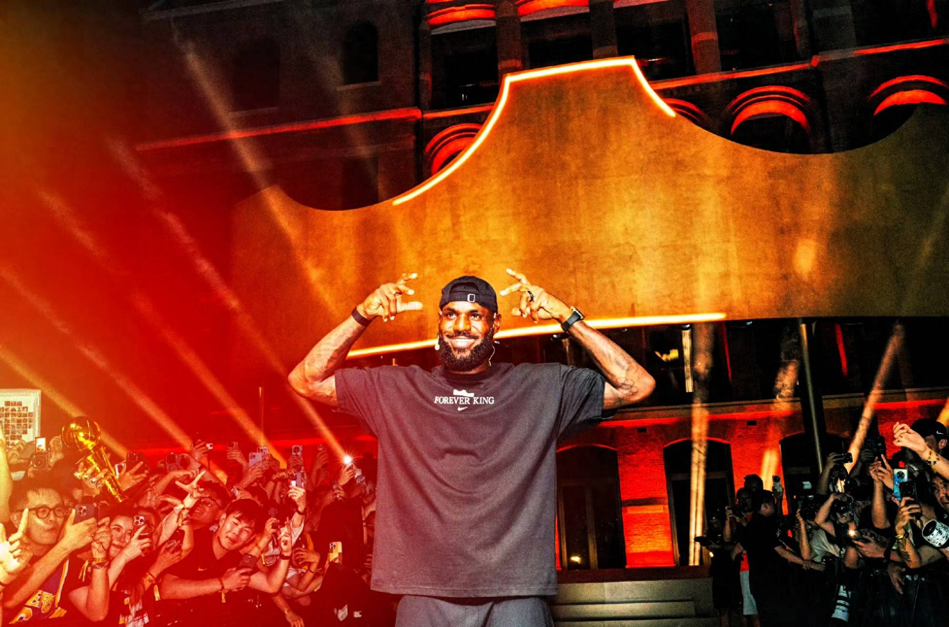 爱游戏网址-篮球巨星访华：詹姆斯现身上海，与球迷热情互动的简单介绍