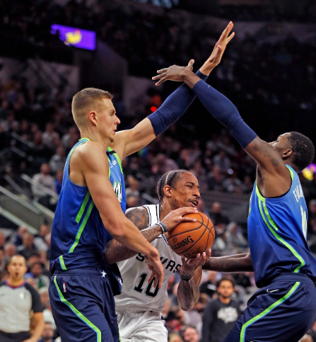 独行侠险胜马刺，首轮交手悬念未解